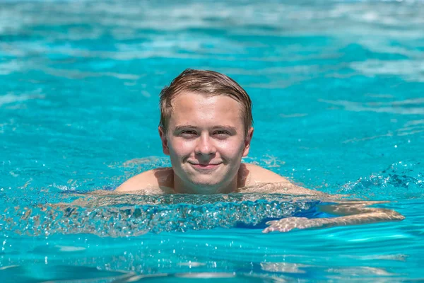 Chłopiec Lubi Pływać Odkrytym Basenie — Zdjęcie stockowe