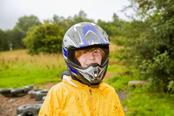 Pojke Gult Regn Kläder Med Hjälm Vid Vagnen Arenan Redo — Stockfoto