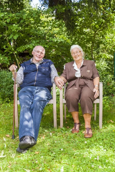 Ancianos Feliz Pareja Sentado Mano Jardín —  Fotos de Stock