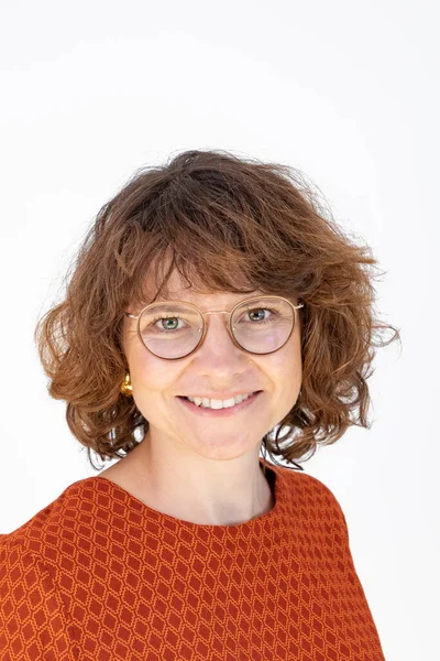 Porträt Einer Attraktiven Frau Mit Brille Und Braunen Haaren — Stockfoto