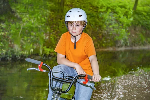 Jovem Menino Diverte Descansando Sua Bicicleta Bmx — Fotografia de Stock