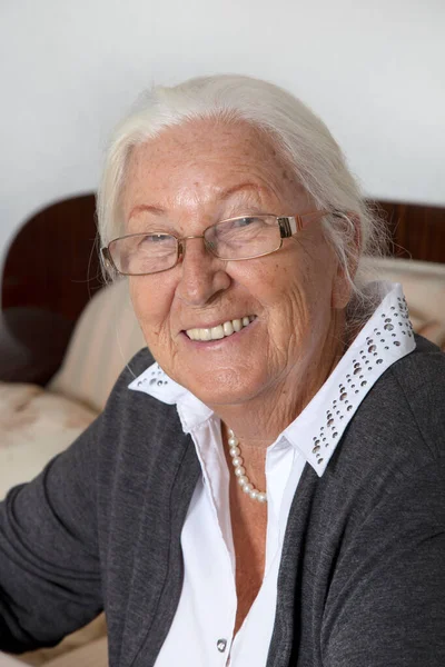 Portret Van Oudere Lachende Dame — Stockfoto