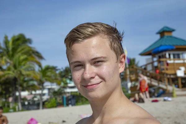 Sevimli Mutlu Genç Çocuk Miami Abd Plajın Tadını Çıkarıyor — Stok fotoğraf