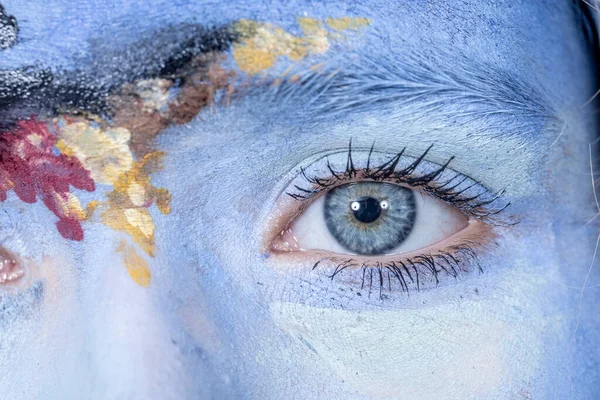 Detail Van Het Oog Blauw Geschilderde Kleurrijke Vrouwelijke Gezicht — Stockfoto