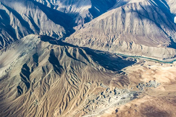 印度拉达克有喜马拉雅山的风景秀丽的河谷鸟瞰 — 图库照片