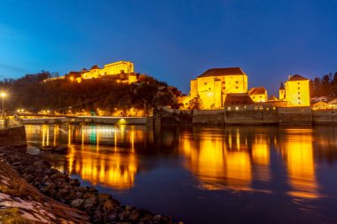 Passau Bavyera River Inn manzaraya gece doğal mesire yansıması ile