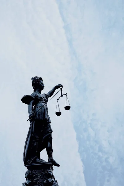 Silhuett Lady Justice Vid Fontänen Romerberg Frankfurt Tyskland — Stockfoto