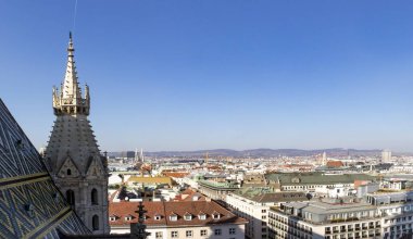 Açık bir yaz gününde Avusturya 'nın panoramik silueti