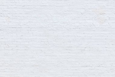 Arkaplan olarak beyaza boyanmış harmonik eski tuğla duvar