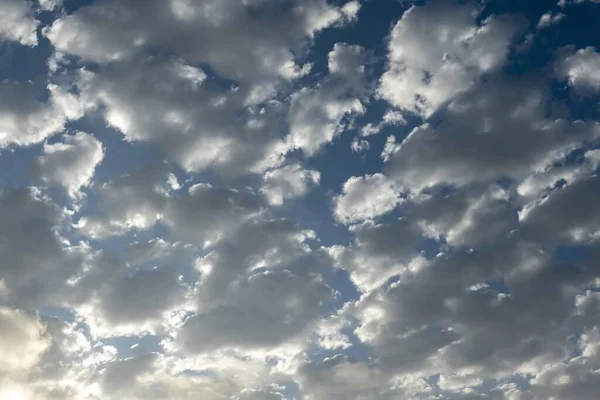 Błękitne Niebo Miękkimi Chmurami Dają Harmoniczne Tło — Zdjęcie stockowe