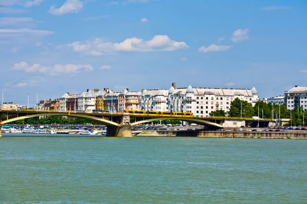 旅馆藏在布达佩斯的多瑙河上的桥梁 — 图库照片