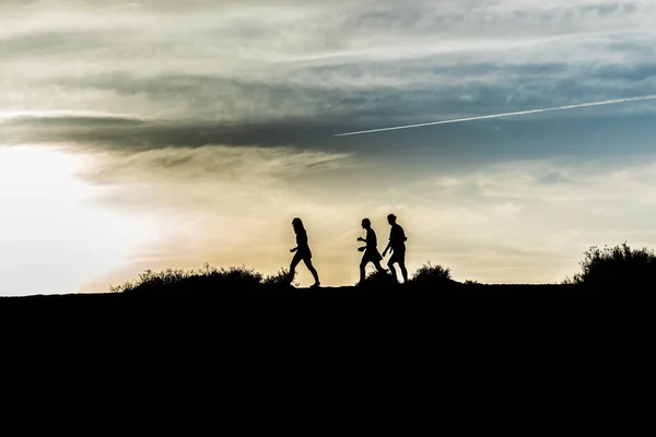 Profiel Van Mensen Die Natuur Wandelen Bij Zonsondergang Symbool — Stockfoto