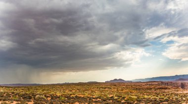 Fırtına ve kasırga sayfa yakınındaki yaklaşıyor ile dramatik gökyüzü