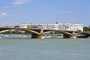 Margrit Budapeşte Tuna Nehri üzerindeki köprüye sakladım.