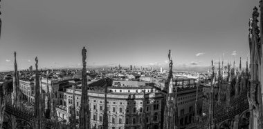 Milan, İtalya - 5 Ocak 2017: Milan Katedrali - Duomo (Milan Kubbesi) 'nden Milano Meydanı' nın ana meydanı Piazza del Duomo 'ya.