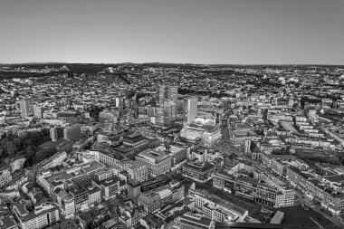 Frankfurt, Almanya - 17 Ocak 2017: Frankfurt 'un ana yolu ve gökdelenleri öğleden sonra.