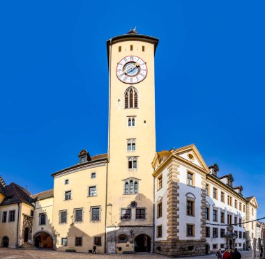 Regensburg, Almanya - 13 Şubat 2019: İnsanlar Regensburg, Bavyera, Almanya 'daki eski belediye binasını ziyaret ediyor.