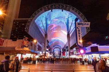 LAS VEGAS, ABD - 9 MAR 2019: Geceleri Las Vegas 'taki Fremont caddesindeki aydınlanmış kumarhaneler. Fremont sokağı Las Vegas 'taki kumarhaneler için ilk yerdi..