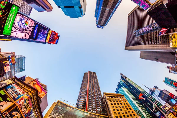 2010年7月8日 ブロードウェイ シアターと膨大な数のLedサインを特徴とするタイムズ スクエア Times Square ニューヨーク市とアメリカ合衆国のシンボルである — ストック写真