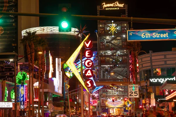 Las Vegas Usa Maart 2019 Mensen Bezoeken Fremont Straatbeleving Met — Stockfoto