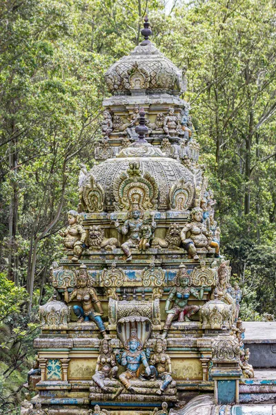 スリランカのシタ エリヤ 2014年10月25日 ヌワラ エリヤの中心地の丘の間のシタ エリヤの葉の間のシタ ヒンドゥー教寺院の上昇するゴプラムまたはピナクル — ストック写真