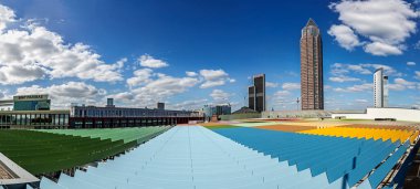 Frankfurt, Almanya - 6 Nisan 2017: Kule Messeturm: Frankfurt Fuar manzarası Plaza Mall çatı bahçesinden görülen alanları yanında.