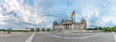 BERLİN, Almanya - 7 Haziran 2017: Turistler Reichstag 'ı ziyaret etti. Berlin 'e yılda 10 milyon kişi geliyor..