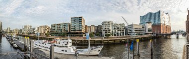 HAMBURG, GERMANY - 2 AUG 2017: Hamburg Speicherstadt, UNESCO dünya mirası alanı Elb Philharmony ve yeni liman bölgesi.