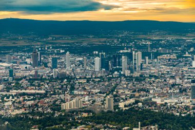 FRANKFURT, ALMANY - 16 AUG 2017: Frankfurt ufuk çizgisine bakın. Frankfurt Almanya 'nın finans işyeri ve Almanya' nın en güzel gökdelenlerine sahip..