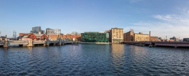 BOSTON, ABD - SEP 12, 2017: Boston silueti, Boston çay partisi gemisi ve müzesi, eski rıhtım bölgesi ve Fort Point kanalındaki modern binalar.