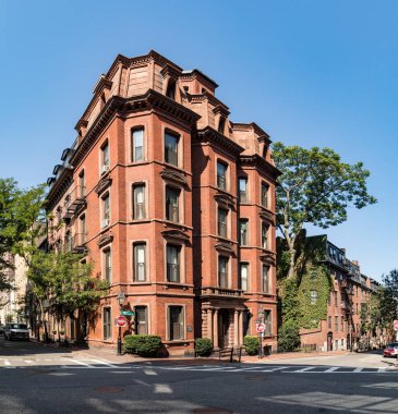 BOSTON, ABD - SEP 13, 2017: Boston, ABD 'deki Beacon Hill' deki tipik eski Victoria tuğla binası