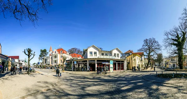 Zinnowitz Germany Mar 2016 人们在Zinnowitz Usedom Island欣赏风景秀丽的散步 Zinnowitz是Usedom著名的Spa娱乐场所 — 图库照片