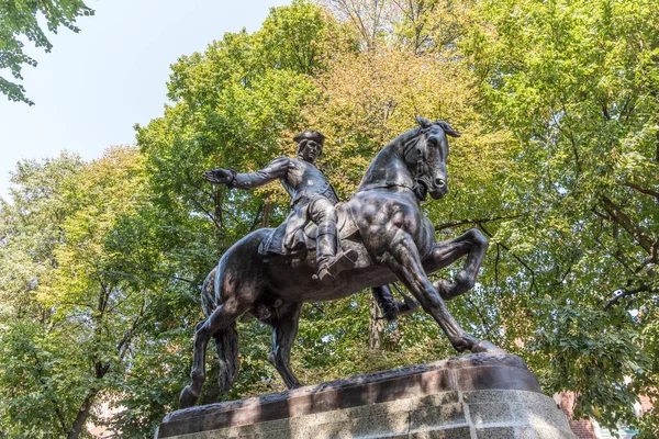 BOSTON, ABD - SEP 12, 2017: Boston, Massachusetts 'te Paul Revere' in binici heykeli