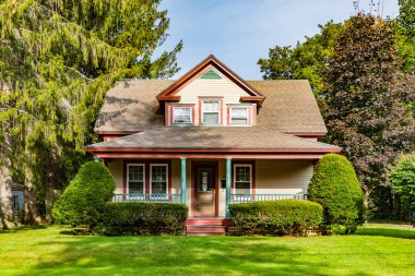 WILLIAMSTOWN, ABD - SEP 21, 2017: Bennington, Vermont, ABD 'de yeşil dağ bölgesinde Victoria tarzı tipik ahşap çiftlik evi.