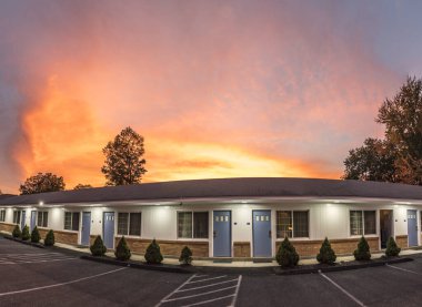 Pittsfield, ABD - SEP 21, 2017: tipik Amerikan Motel Pittsfield, ABD. Bu moteller odanın önündeki park yeri ile karakterize edilir..