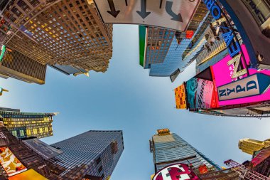 New York, Usa 4 Ekim 2017: Haber 'in neon reklamları, markalar ve sinemalar Times Meydanı' nda öğleden sonra. Times Meydanı New York yaşamı ve eğlencesi için bir semboldür..