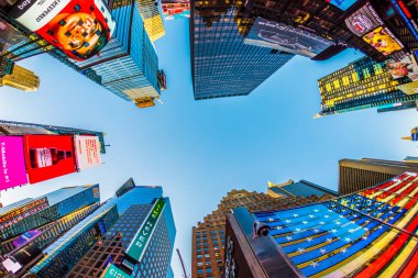 New York, Usa 4 Ekim 2017: Haber 'in neon reklamları, markalar ve sinemalar Times Meydanı' nda öğleden sonra. Times Meydanı New York yaşamı ve eğlencesi için bir semboldür..