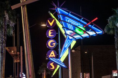 LAS VEGAS, ABD - 16 Haziran 2012: Geceleri Las Vegas 'taki Fremont Caddesi' ndeki bir kumarhanenin reklamı. Sokak Las Vegas 'taki en ünlü ikinci caddedir. Fremont Caddesi, Las Vegas 'ın kurulduğu 1905 yılına dayanıyor..