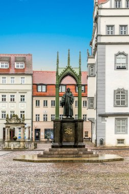 Witness TENBERG, Almanya - 25 MAR 2016: Luther City Wittenberg 'in ana meydanı ve Almanya' daki heykeli. Wittenberg UNESCO Dünya Mirasları Alanında.