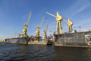 SİNEMUENDE, POLAND - MAR 28, 2016: Polonya 'daki nehir domuzundan Swinemuende iskelesine bakın.