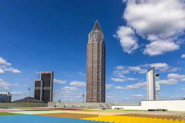 Frankfurt, Almanya - 6 Nisan 2017: Kule Messeturm: Frankfurt Fuar manzarası Plaza Mall çatı bahçesinden görülen alanları yanında.