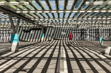 FRANKFURT, GERMANY - 6 APR 2017: Frankfurt Ticaret Fuarı 'ndaki park yeri Skyline Plaza AVM' nin çatı bahçesinden görüldü.