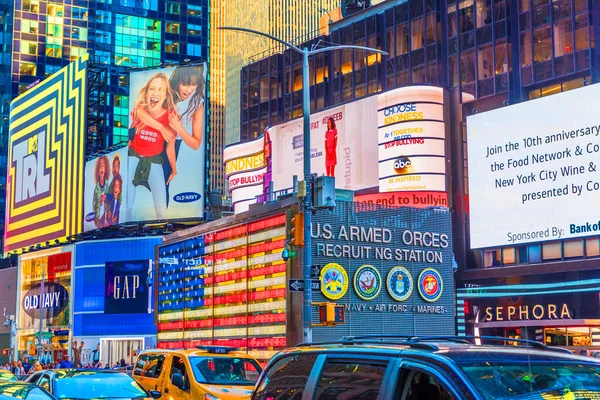 2017年4月4日 美国纽约 午后新闻 品牌和军队招募站的霓虹灯广告 时代广场是纽约生活和娱乐的象征 — 图库照片