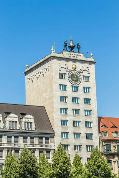 Leipzig Alemania Agosto 2015 Famoso Rascacielos Kroch 1927 Con Lema — Foto de Stock