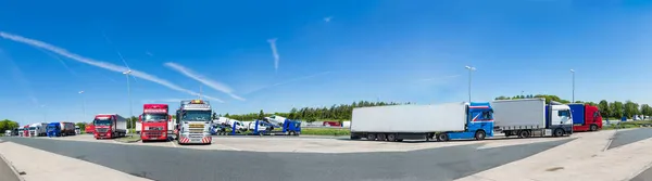 Wuerzburg Duitsland Mei 2017 Vrachtwagens Parkeren Een Parkeerplaats Langs Snelweg — Stockfoto