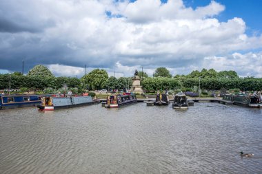 STRADFORT, İngiltere - 24 Haziran 2017: güneşli bir günde Avon nehrindeki tekneler. Turist gezisi öneriyorlar..