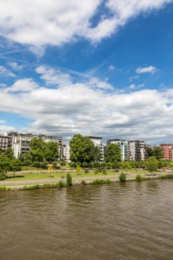 FRANKFURT, GERMANY - 29 Temmuz 2017: ECB binası ve ufuk çizgisi ile Frankfurt 'un ufuk çizgisine panoramik manzara. ECB 'nin açılışı 2015 yılında gösterilerle yapıldı. ECB 'nin gerçek başkanı Mario Draghi..