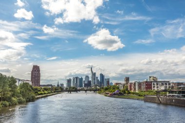 Frankfurt 'un ufuk çizgisine olan panoramik görüntüye Almanya' da Mainhattan ve gökdelenin başkenti denir..