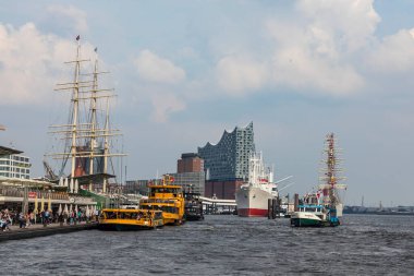 HAMBURG, ALMANY - 2 AUG 2017: Hamburg limanına ve ünlü Elb Filarmonisi 'ne bakın. Filarmoni, 2017 yılında açıldı ve Hamburg 'un en pahalı modern binasıdır..