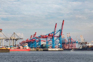 HAMBURG, ALMANY - 2 AUG 2017: Hamburg limanının girişine ve liman limanı Burchard Kai limanına bakın.